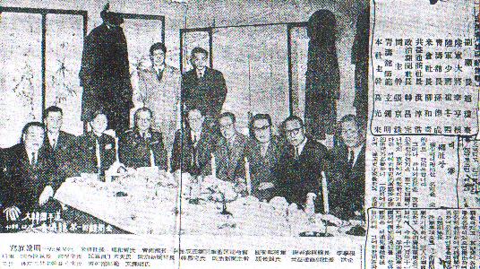 A newspaper article about a 1955 meeting in a kisaeng (geisha) house. Choi Hong-Hi is third from the left and Duk-Sung Son is second from left.
PHOTO COURTESY OF CHOI HONG-HI AND JEONG-SOON CHEON.