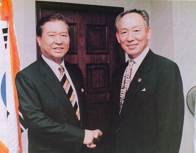 Rhee Min-hi and South Korean President Kim Dae-jung met in 1998, 25 years after Rhee attacked him in public in San Francisco. Rhee told me that he apologized to Kim.